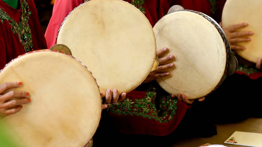 Can anyone play the tambourine?