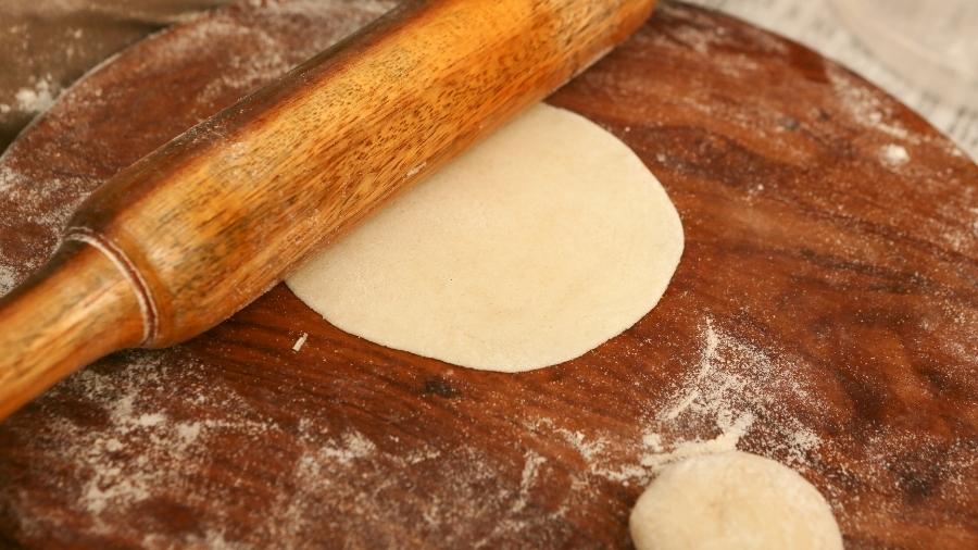 How to Use an Indian Chapati Rolling Pin (Tutorial)