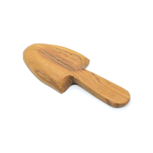 Bottom view of a spade-style Nyeri olive wood spice spoon